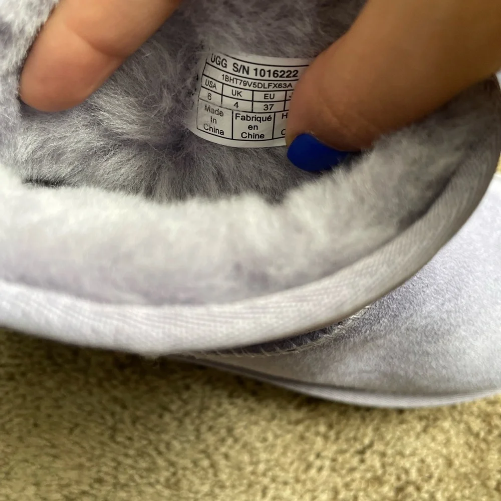 UGGS - Picture 4 of 4